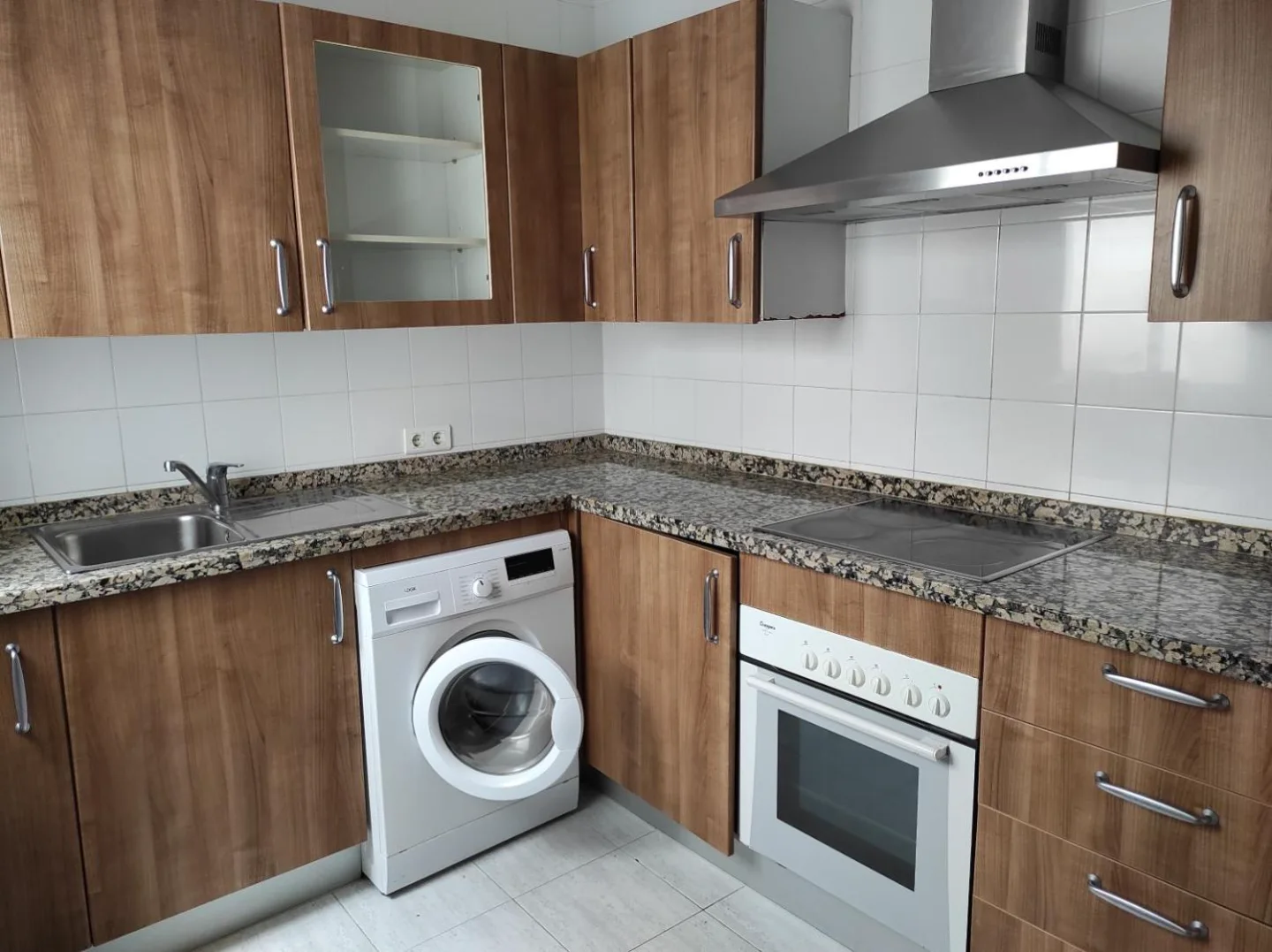 Cocina equipada con campana y lavadora