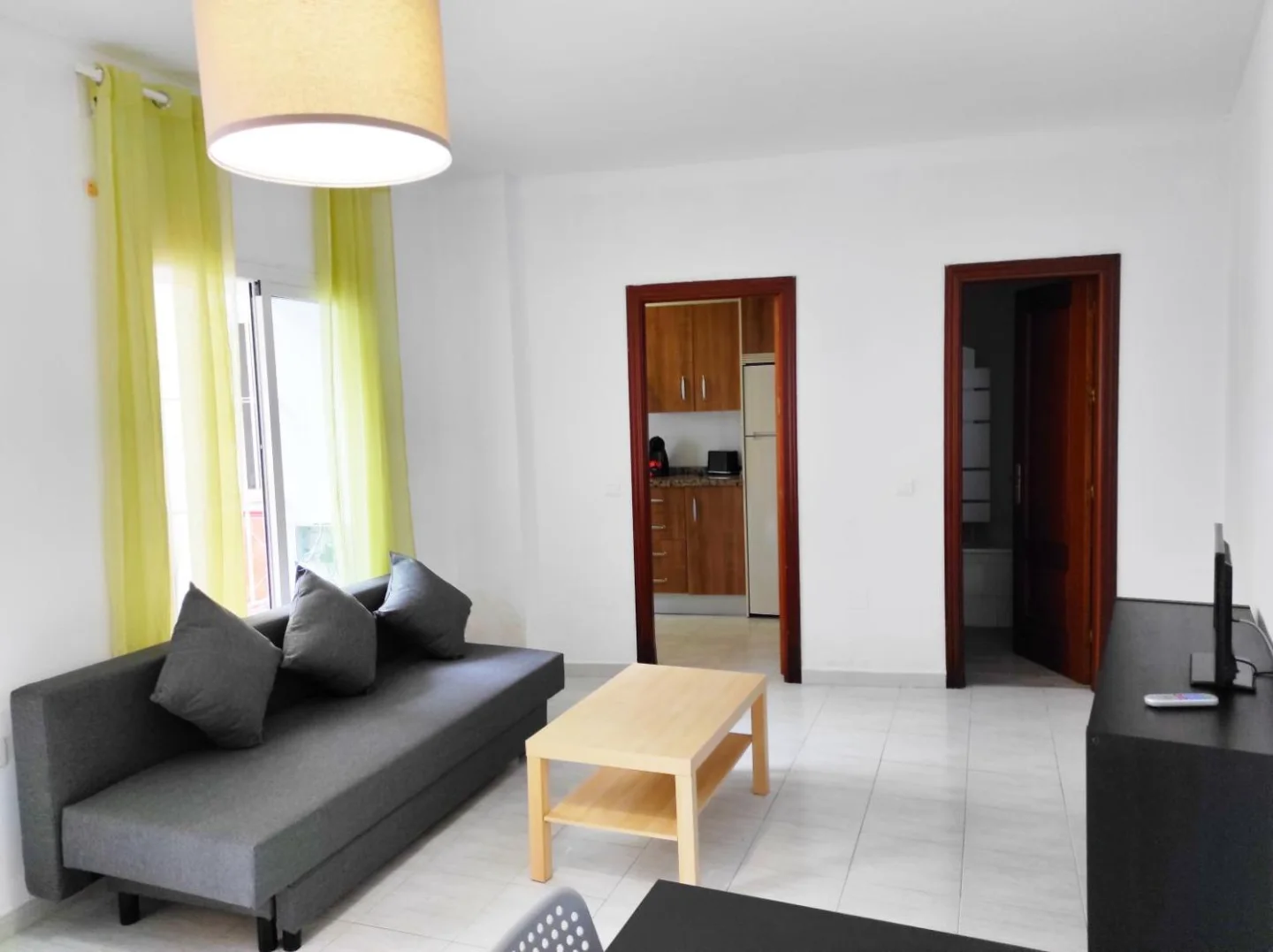 Salón con sofá gris y lámpara verde